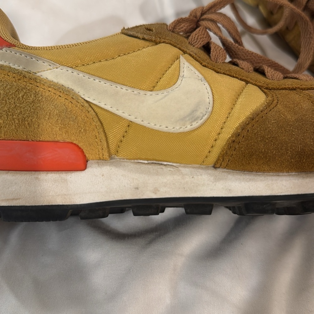 Women’s Nike Internationalist Sneakers in muted bronze/summit white/wheat gold - Picture 8 of 8